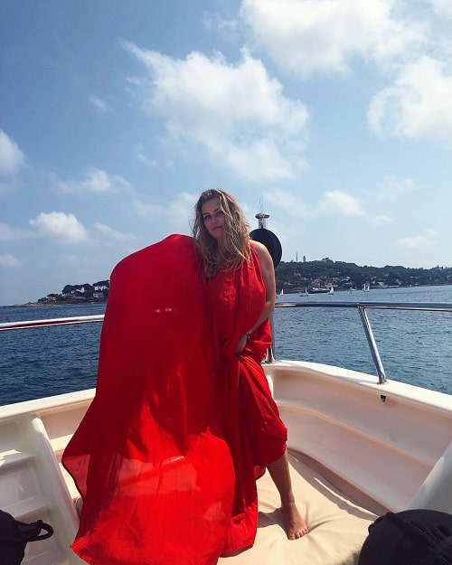 A picture of Sofia Abramovich in ravishing red dress.